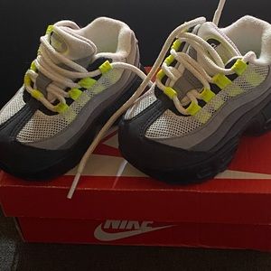 Airmax 95’s classics in a size 5, Only worn twice as if brand new condition.